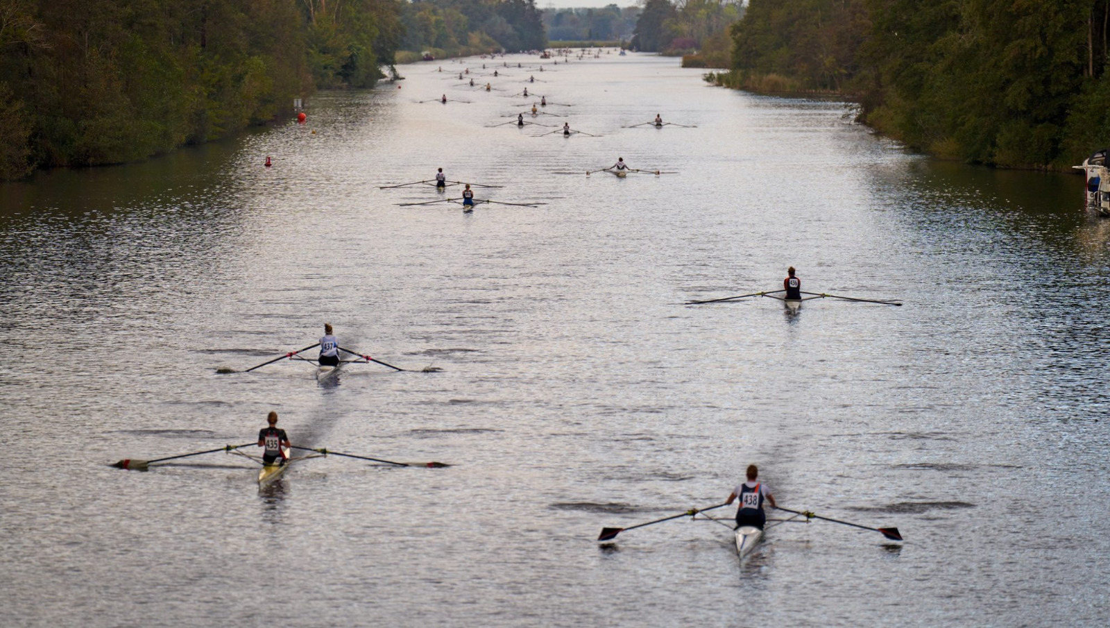 Varende boten op het water van de Tromp Boat races